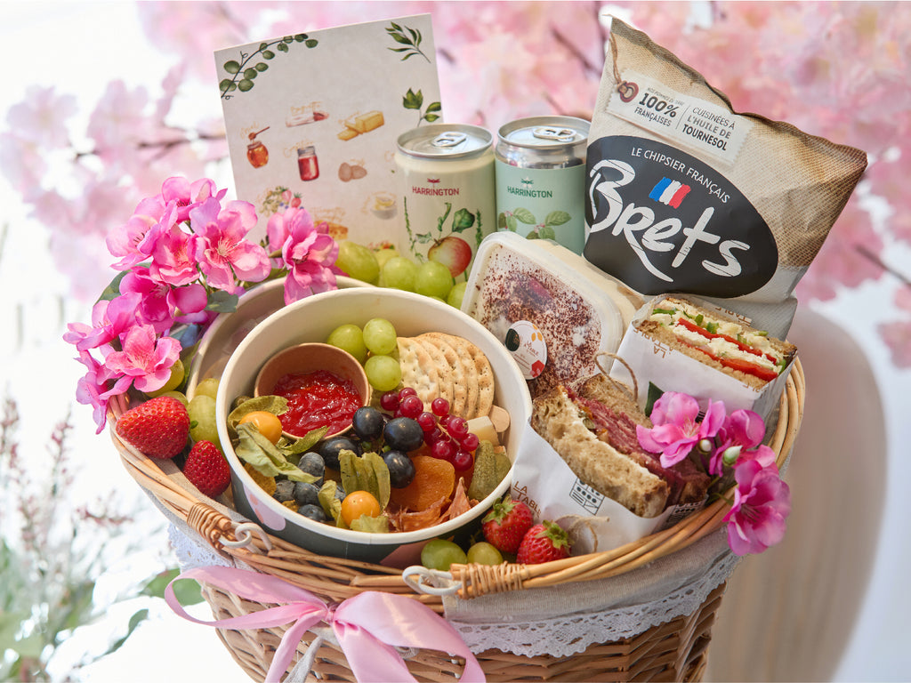 The Mother's Day Picnic Basket À la table by Hanna
